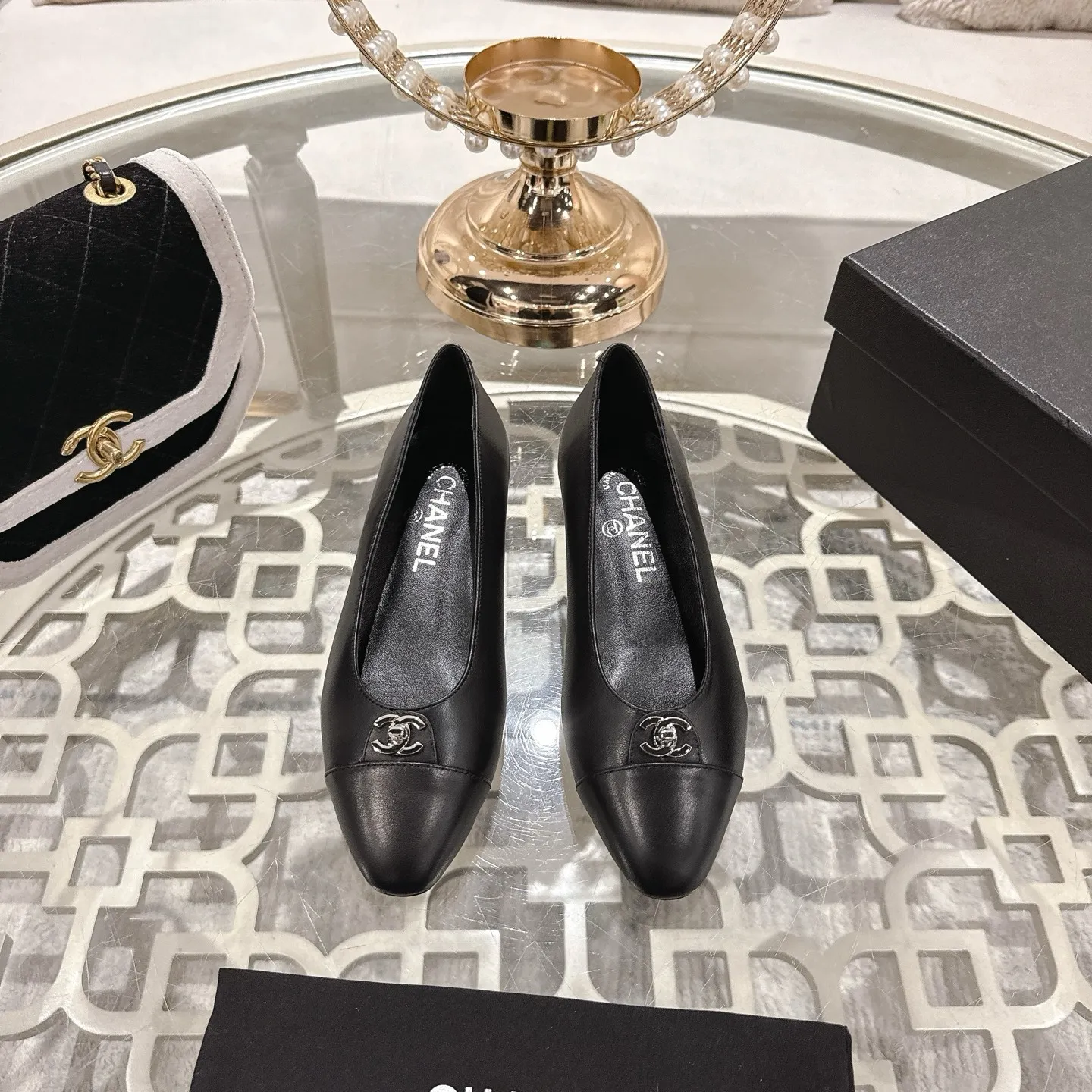 👟👟Ex-factory price 560👟👟Chanel 2025SS Spring and Summer New Double C Button Mary Jane🆕 Xiaoxiang𝐂Jia's beautiful Mary Jane shoes are so sweet that they are so beautiful that they are so beautiful. The round square toe design is cute and cute ~ metal/button logo. The appearance is super online. When you wear it, you will feel like a wealthy daughter. I thought it looks good. Only when I put it on my feet do I know how easy it is to wear ~ Upper: Customized lambskin Lining: Sheepskin Outsole: Genuine leather outsole imported from Italy Size: 35-42 (40.41.42 customization is non-refundable) Packaging: The latest gift box packaging at the counter